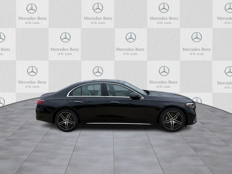 Mercedes-Benz E-Class Vehicle Full-screen Gallery Image 2