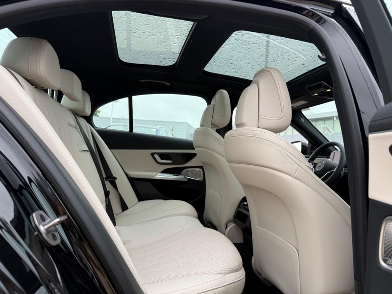 Mercedes-Benz E-Class Vehicle Full-screen Gallery Image 4