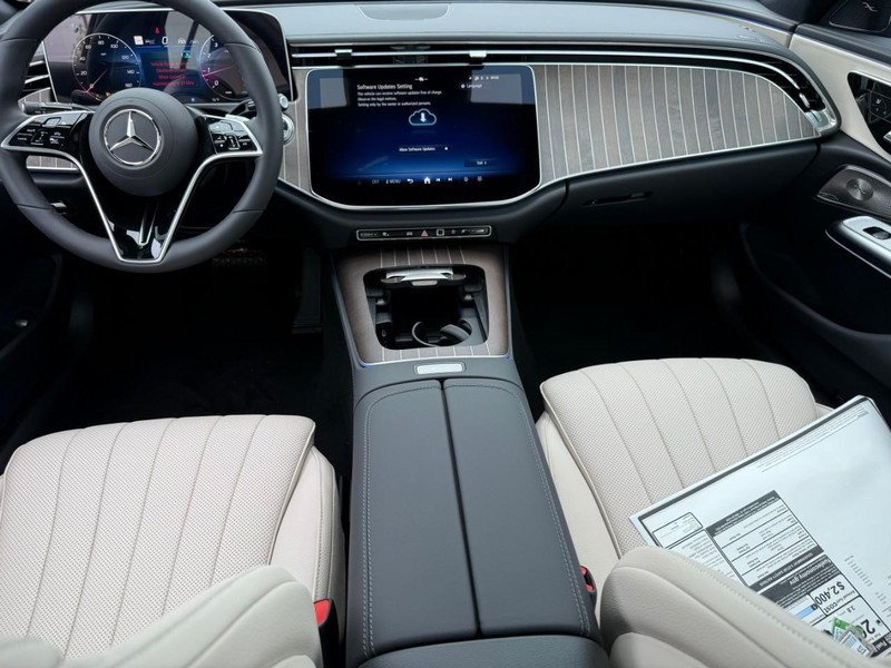 Mercedes-Benz E-Class Vehicle Full-screen Gallery Image 5