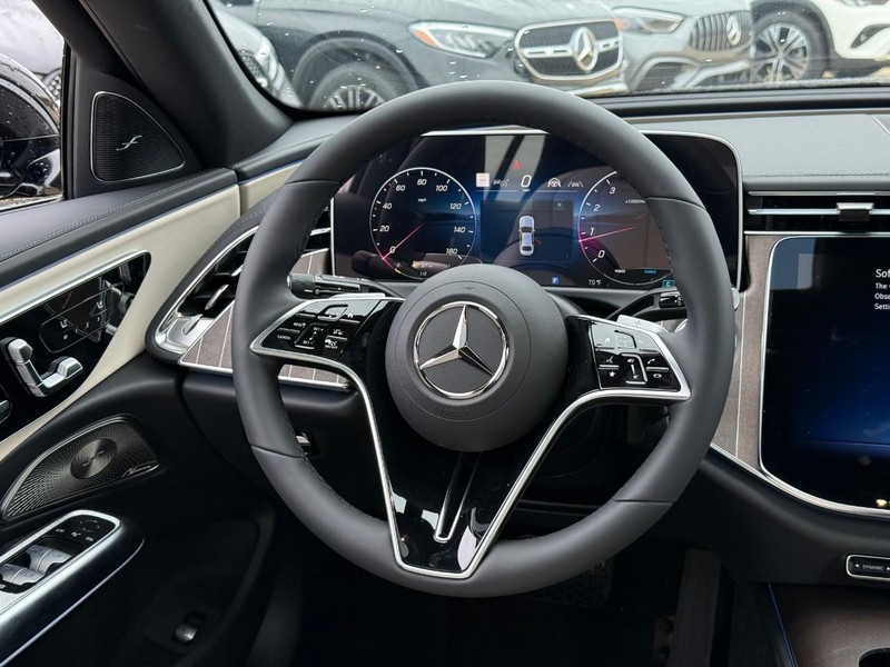 Mercedes-Benz E-Class Vehicle Full-screen Gallery Image 6