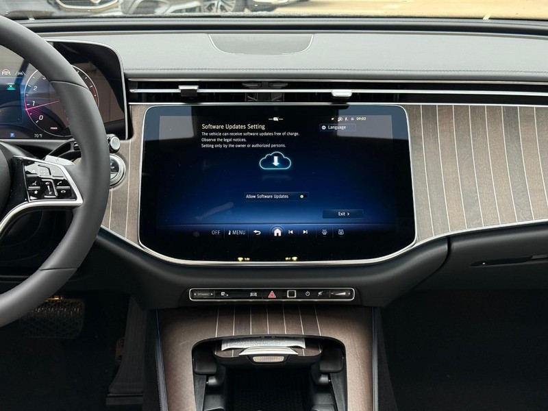 Mercedes-Benz E-Class Vehicle Full-screen Gallery Image 7