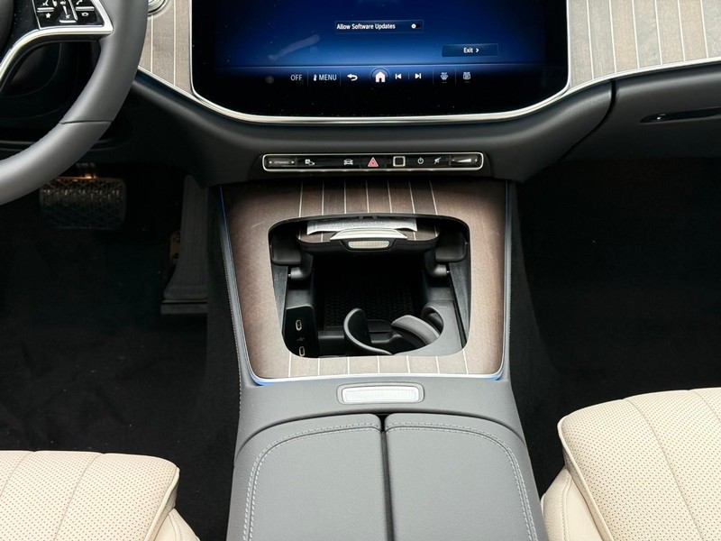 Mercedes-Benz E-Class Vehicle Full-screen Gallery Image 8