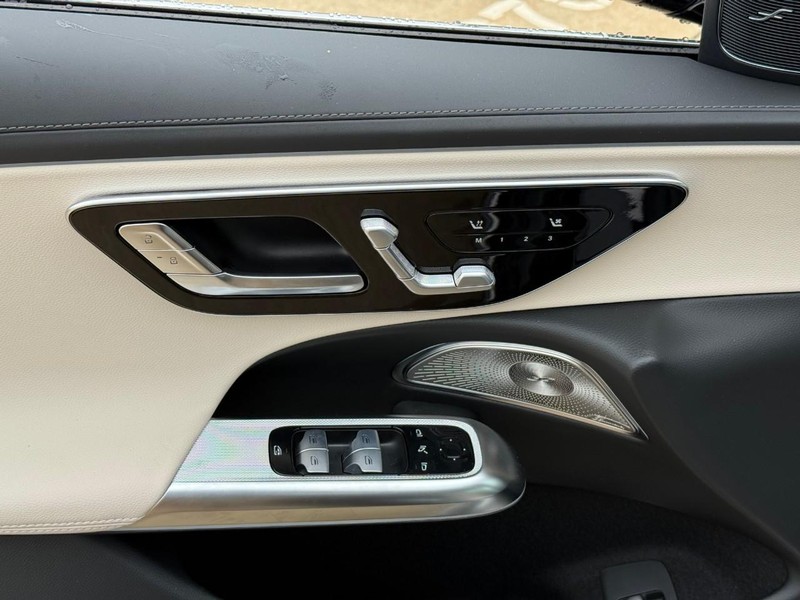 Mercedes-Benz E-Class Vehicle Full-screen Gallery Image 9