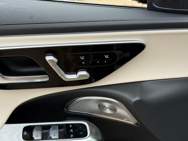 Mercedes-Benz E-Class Vehicle Full-screen Gallery Image 10