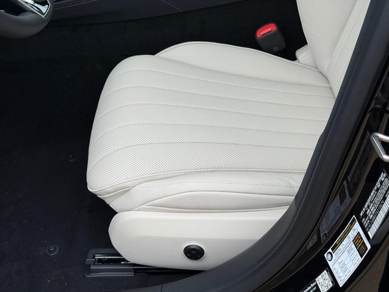 Mercedes-Benz E-Class Vehicle Full-screen Gallery Image 11