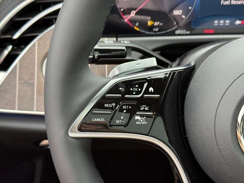 Mercedes-Benz E-Class Vehicle Full-screen Gallery Image 12