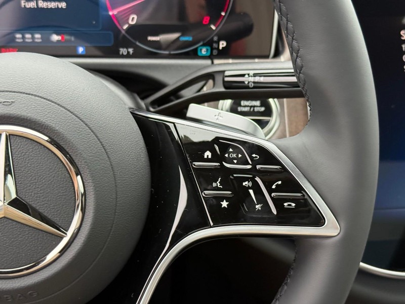 Mercedes-Benz E-Class Vehicle Full-screen Gallery Image 13