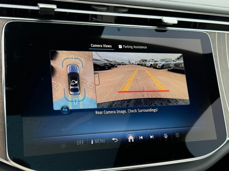 Mercedes-Benz E-Class Vehicle Full-screen Gallery Image 14