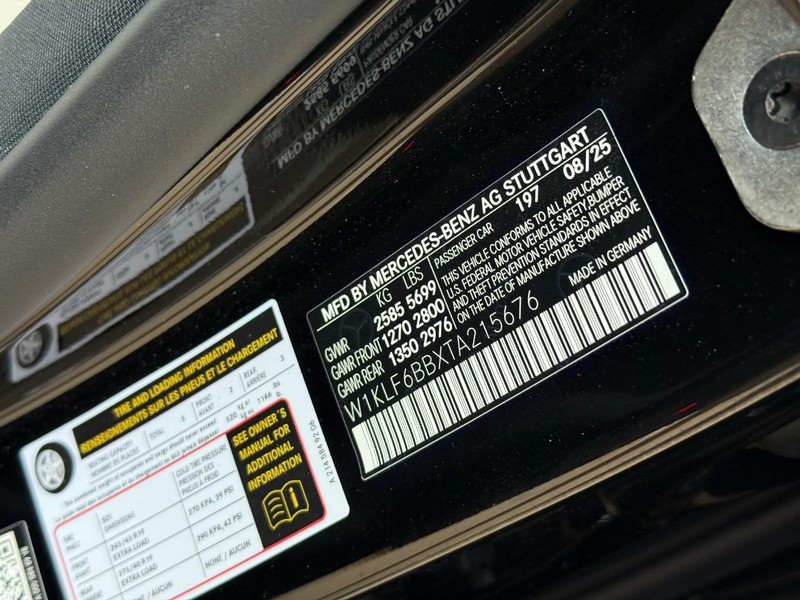 Mercedes-Benz E-Class Vehicle Full-screen Gallery Image 15