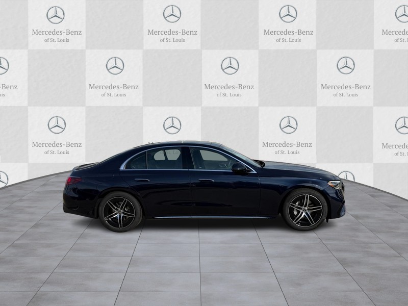Mercedes-Benz E-Class Vehicle Full-screen Gallery Image 2