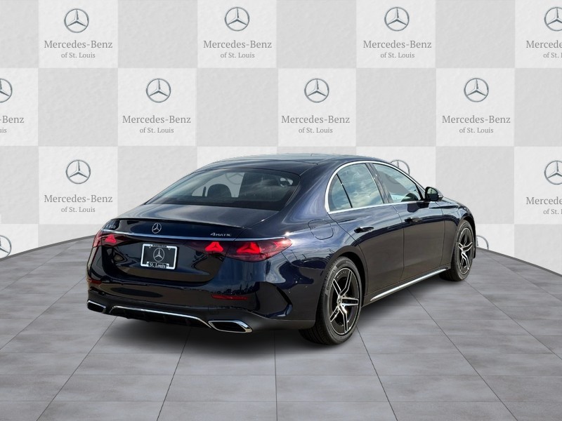 Mercedes-Benz E-Class Vehicle Full-screen Gallery Image 3