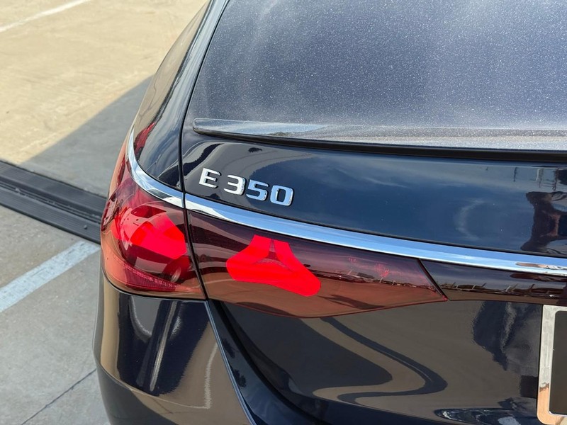 Mercedes-Benz E-Class Vehicle Full-screen Gallery Image 4