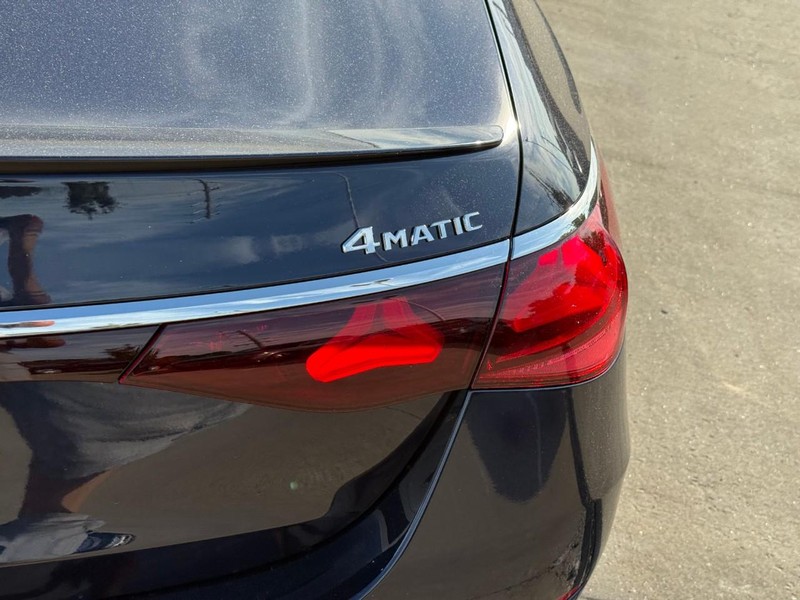 Mercedes-Benz E-Class Vehicle Full-screen Gallery Image 5