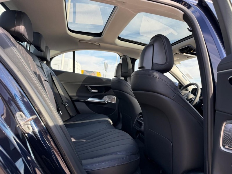 Mercedes-Benz E-Class Vehicle Full-screen Gallery Image 6