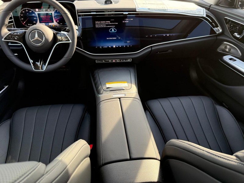 Mercedes-Benz E-Class Vehicle Full-screen Gallery Image 7
