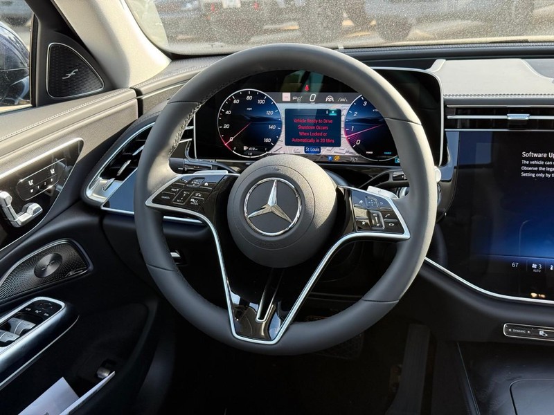 Mercedes-Benz E-Class Vehicle Full-screen Gallery Image 8