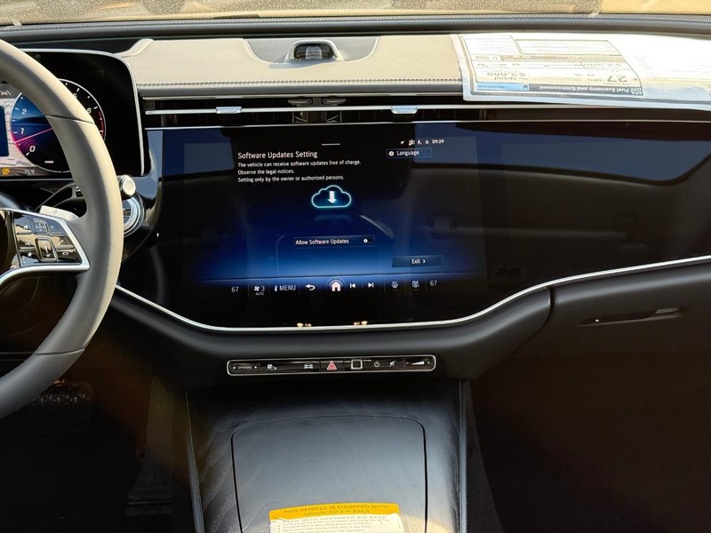 Mercedes-Benz E-Class Vehicle Full-screen Gallery Image 9