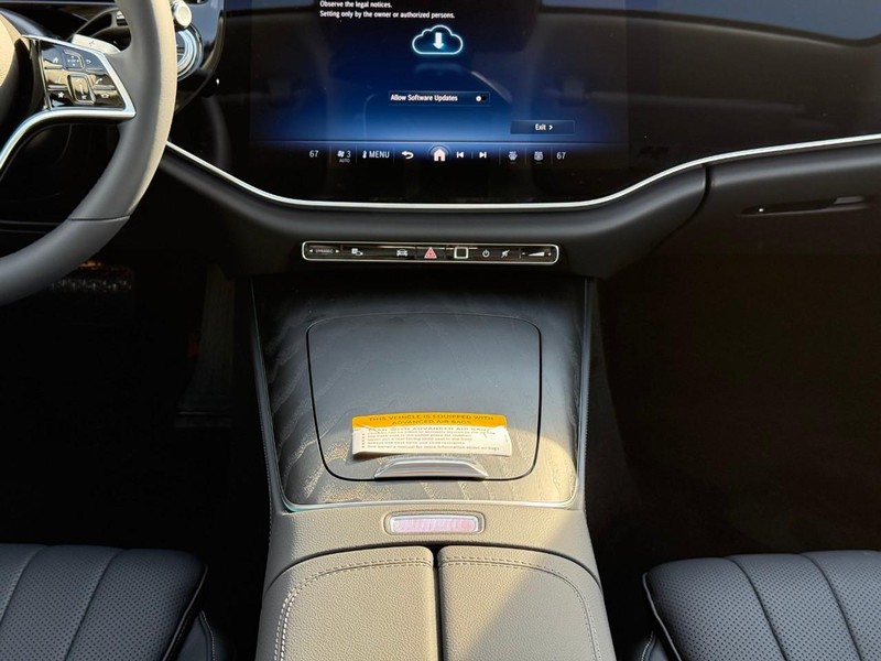 Mercedes-Benz E-Class Vehicle Full-screen Gallery Image 10