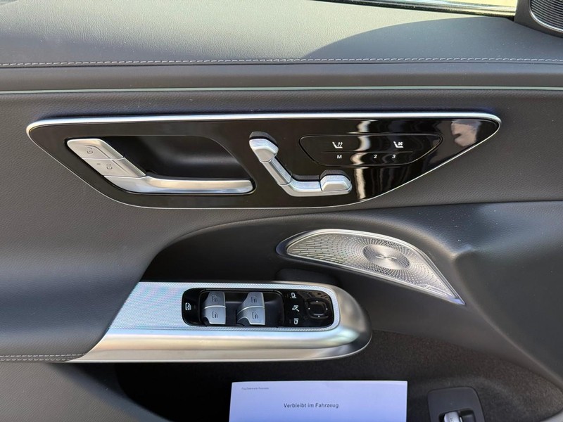 Mercedes-Benz E-Class Vehicle Full-screen Gallery Image 11