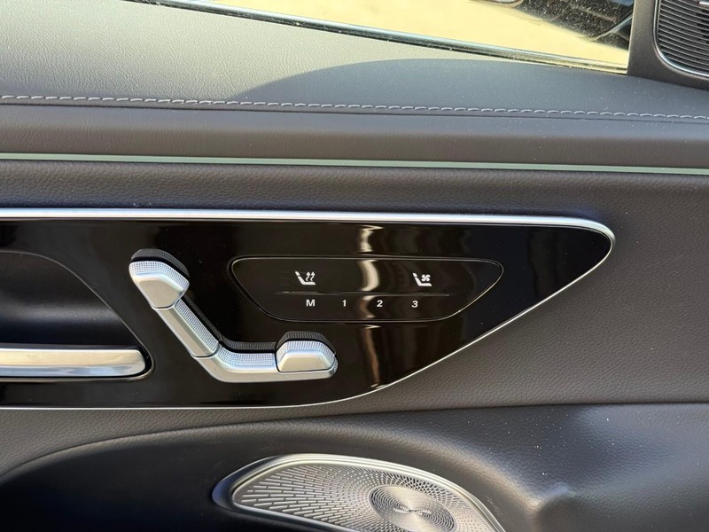 Mercedes-Benz E-Class Vehicle Full-screen Gallery Image 12