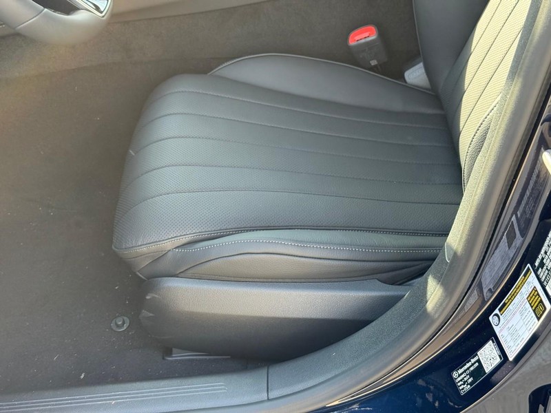 Mercedes-Benz E-Class Vehicle Full-screen Gallery Image 13