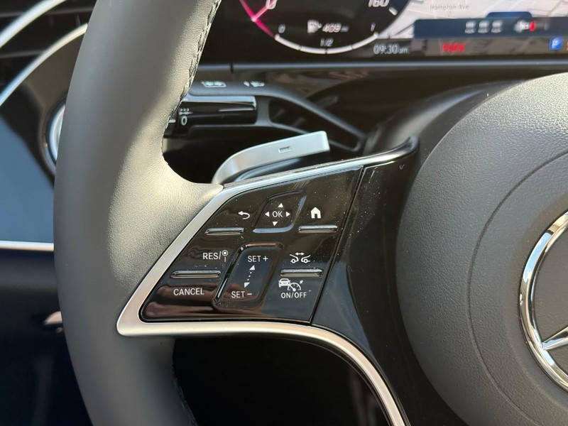 Mercedes-Benz E-Class Vehicle Full-screen Gallery Image 14