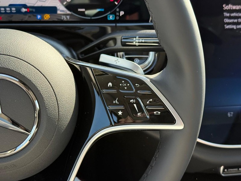 Mercedes-Benz E-Class Vehicle Full-screen Gallery Image 15