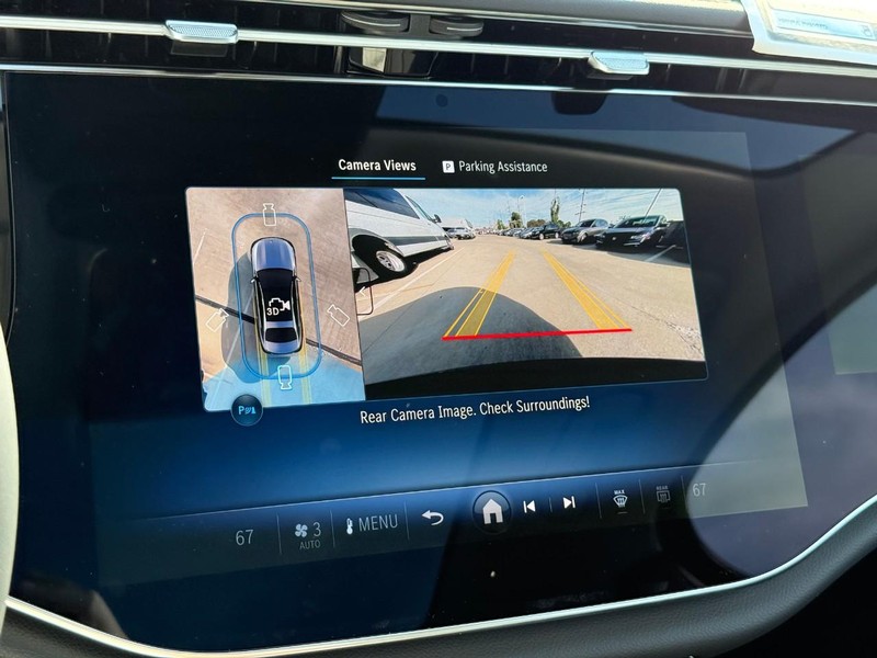 Mercedes-Benz E-Class Vehicle Full-screen Gallery Image 16