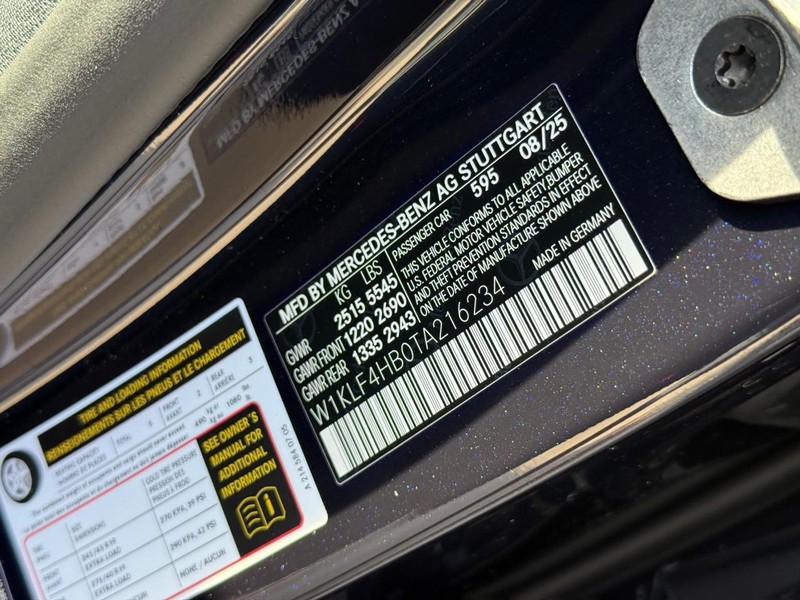 Mercedes-Benz E-Class Vehicle Full-screen Gallery Image 17