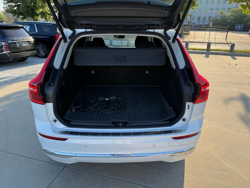 Volvo XC60 Recharge Plug-In Hybrid Vehicle Full-screen Gallery Image 8
