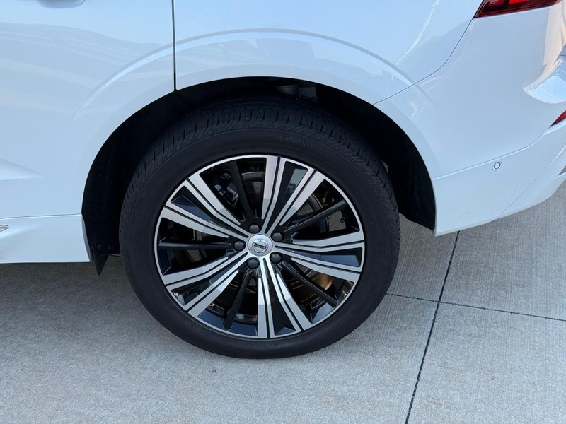 Volvo XC60 Recharge Plug-In Hybrid Vehicle Full-screen Gallery Image 9