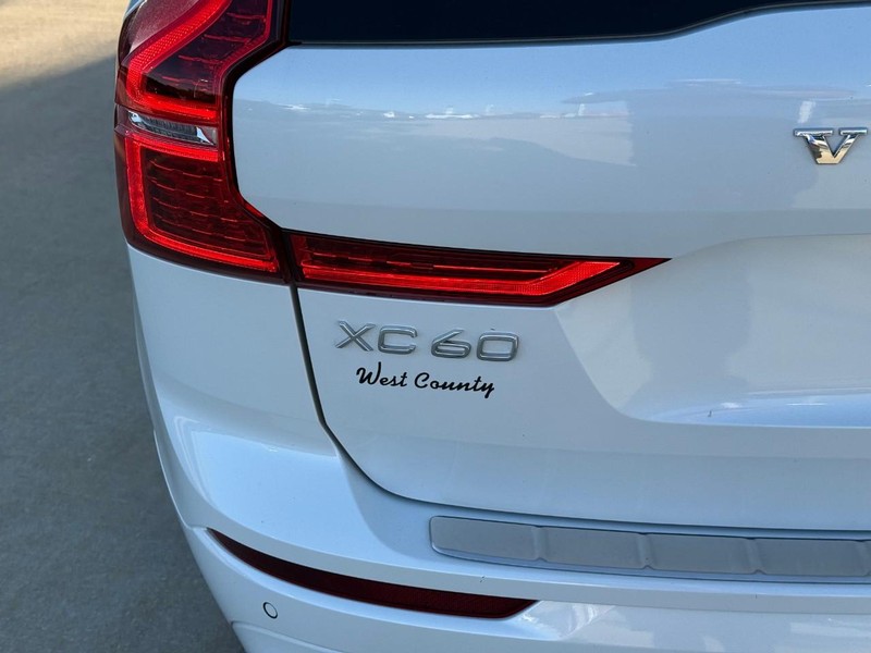 Volvo XC60 Recharge Plug-In Hybrid Vehicle Full-screen Gallery Image 10