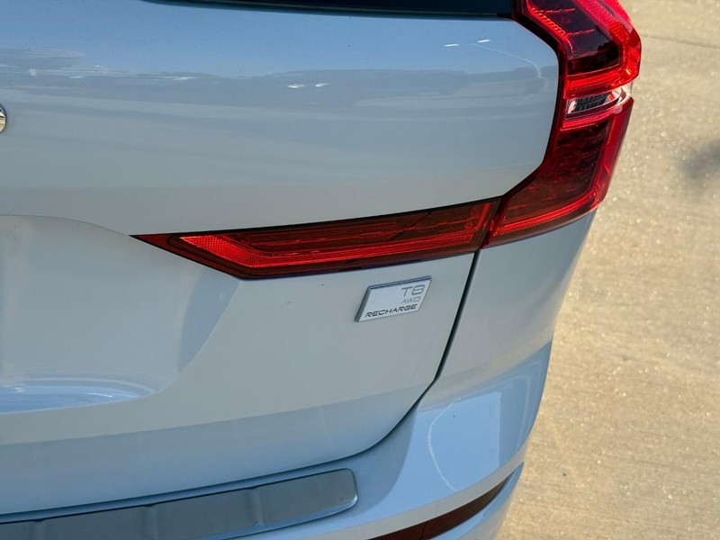 Volvo XC60 Recharge Plug-In Hybrid Vehicle Full-screen Gallery Image 11