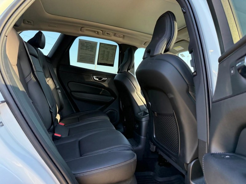 Volvo XC60 Recharge Plug-In Hybrid Vehicle Full-screen Gallery Image 12