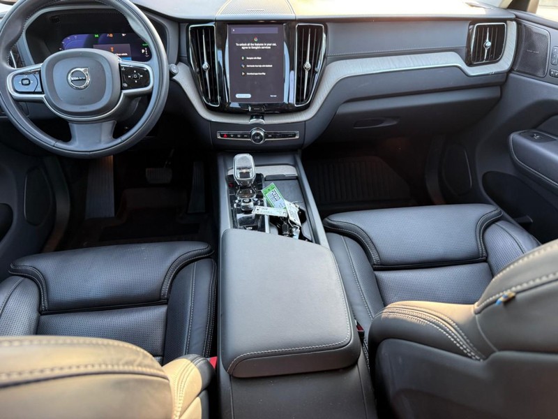 Volvo XC60 Recharge Plug-In Hybrid Vehicle Full-screen Gallery Image 13