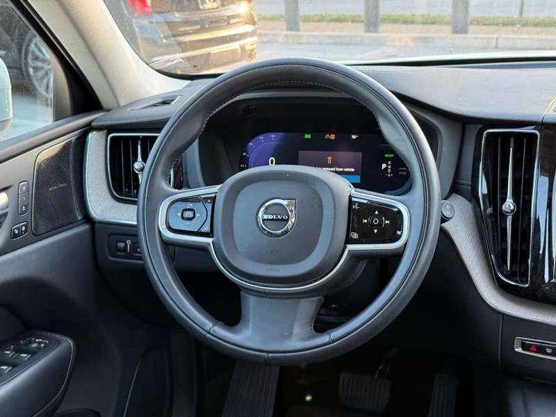 Volvo XC60 Recharge Plug-In Hybrid Vehicle Full-screen Gallery Image 14