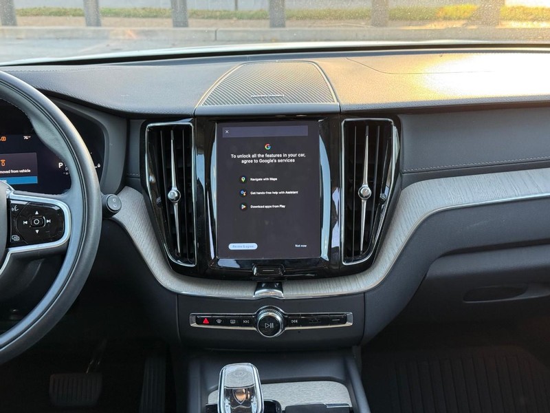 Volvo XC60 Recharge Plug-In Hybrid Vehicle Full-screen Gallery Image 15