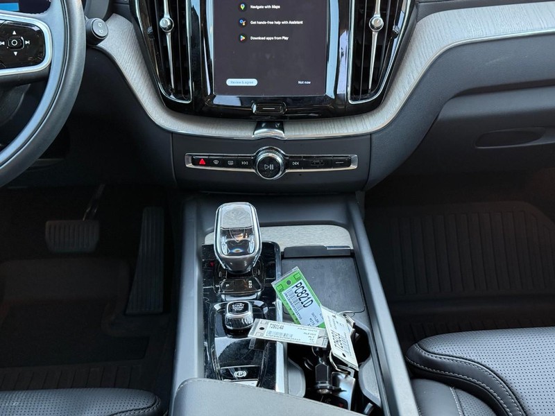 Volvo XC60 Recharge Plug-In Hybrid Vehicle Full-screen Gallery Image 16