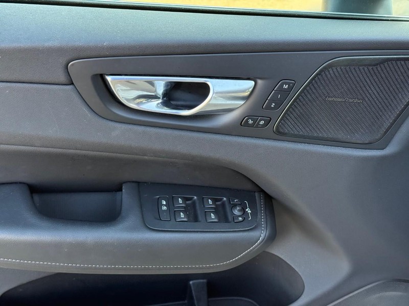 Volvo XC60 Recharge Plug-In Hybrid Vehicle Full-screen Gallery Image 17