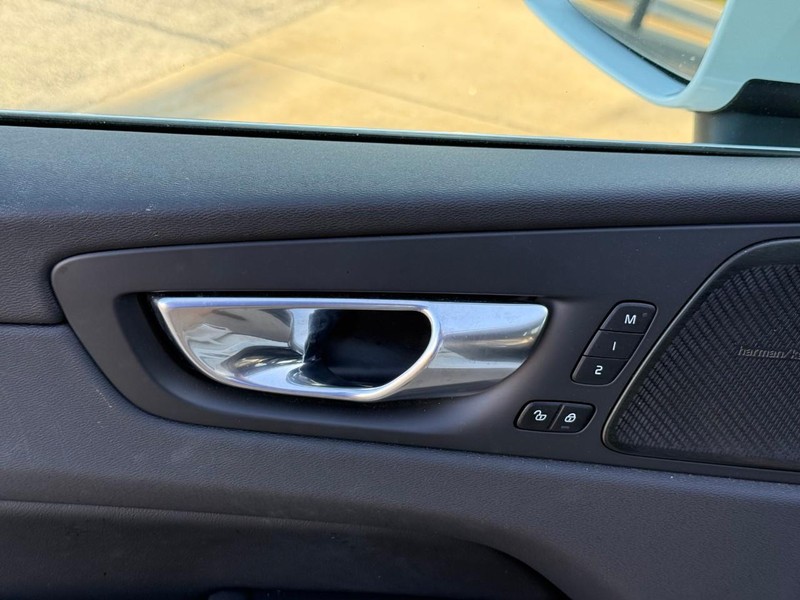 Volvo XC60 Recharge Plug-In Hybrid Vehicle Full-screen Gallery Image 18