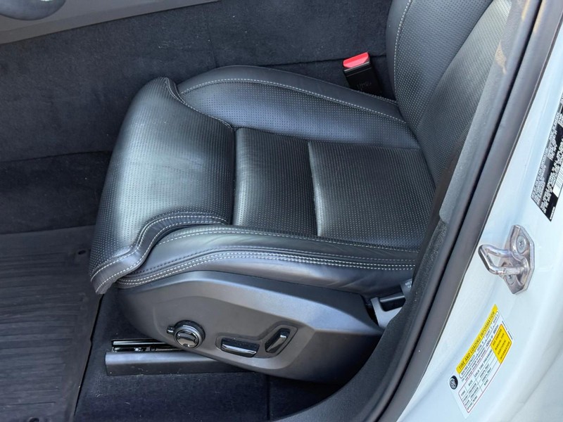 Volvo XC60 Recharge Plug-In Hybrid Vehicle Full-screen Gallery Image 19