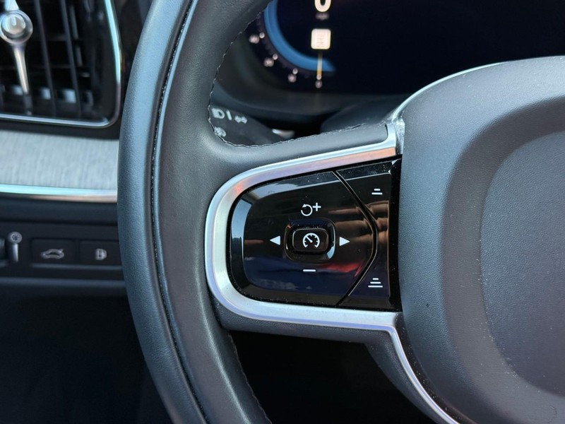 Volvo XC60 Recharge Plug-In Hybrid Vehicle Full-screen Gallery Image 20
