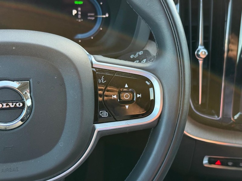 Volvo XC60 Recharge Plug-In Hybrid Vehicle Full-screen Gallery Image 21