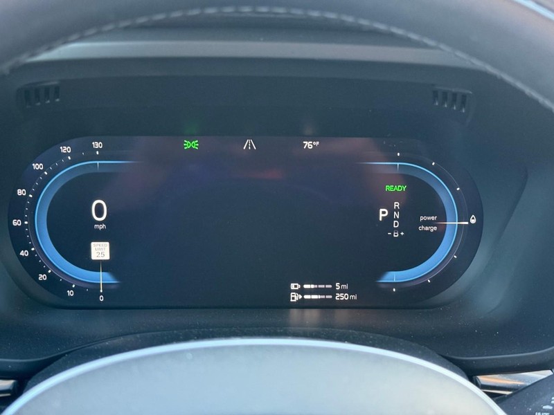 Volvo XC60 Recharge Plug-In Hybrid Vehicle Full-screen Gallery Image 22