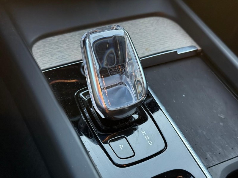 Volvo XC60 Recharge Plug-In Hybrid Vehicle Full-screen Gallery Image 23