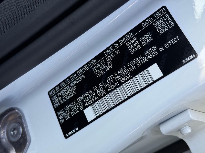 Volvo XC60 Recharge Plug-In Hybrid Vehicle Full-screen Gallery Image 24