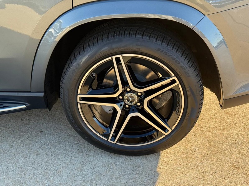 Mercedes-Benz GLS Vehicle Full-screen Gallery Image 4