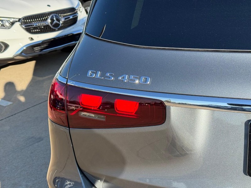 Mercedes-Benz GLS Vehicle Full-screen Gallery Image 5