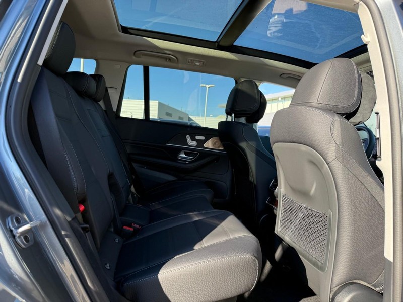 Mercedes-Benz GLS Vehicle Full-screen Gallery Image 7