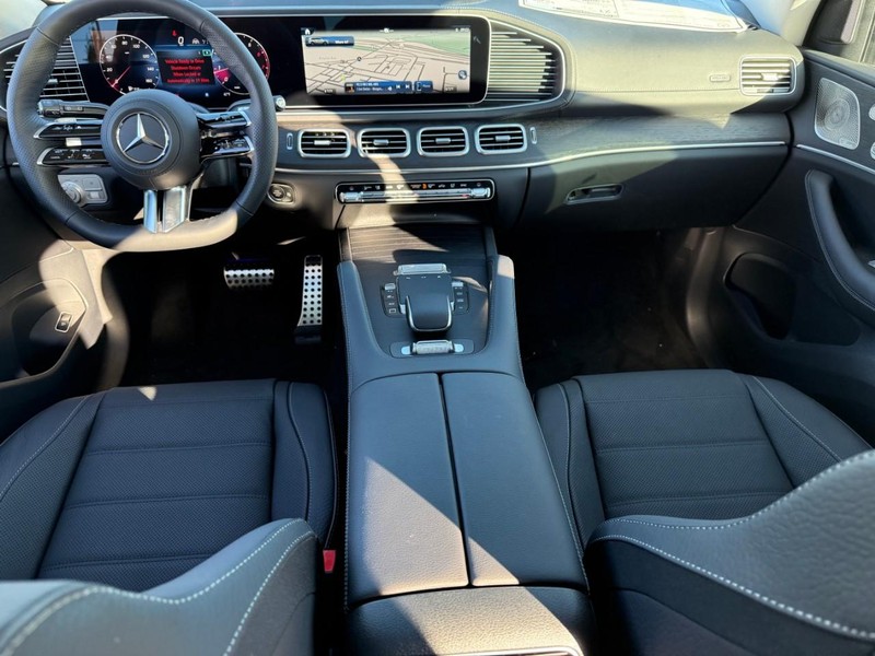 Mercedes-Benz GLS Vehicle Full-screen Gallery Image 8